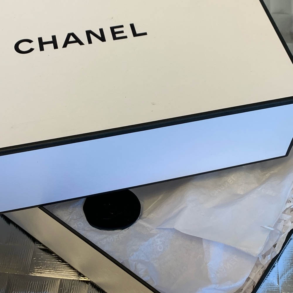 CHANEL Rectangle Empty Gift Box 9"x 6"x 3” AUTHENTIC Chanel Wax Seal & Tissue - Picture 6 of 12